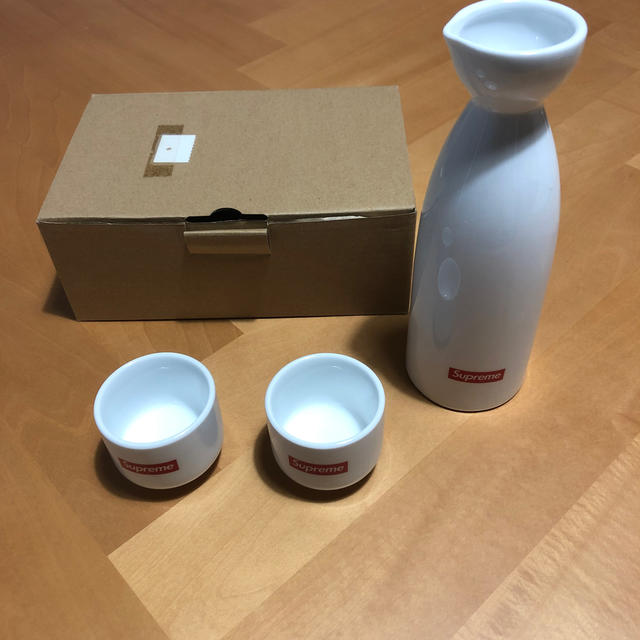 Supreme(シュプリーム)のシュプリームSUPREME Sake Set 徳利 お猪口 インテリア/住まい/日用品のキッチン/食器(食器)の商品写真