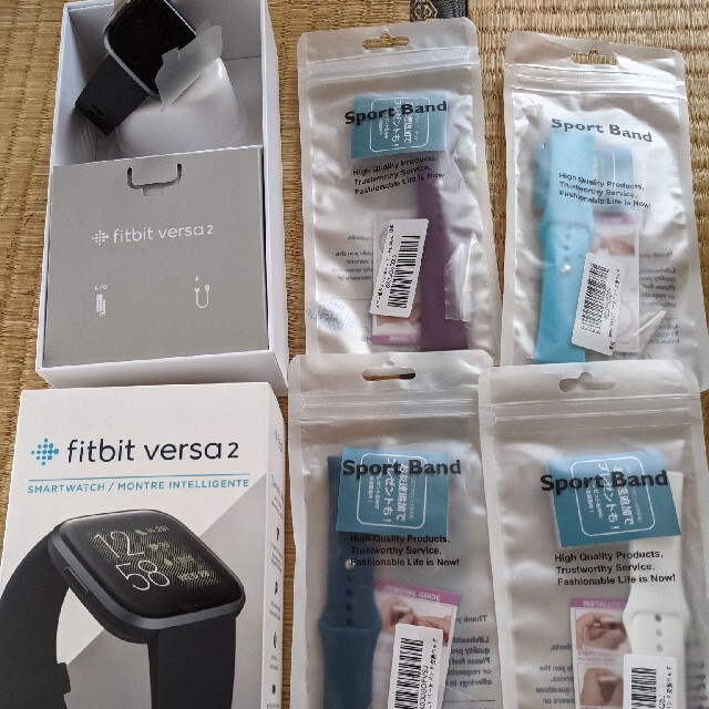 Apple Watch(アップルウォッチ)の未使用　開封のみ　fitbit versa2 ブラック　スマートウォッチ　おまけ メンズの時計(腕時計(デジタル))の商品写真