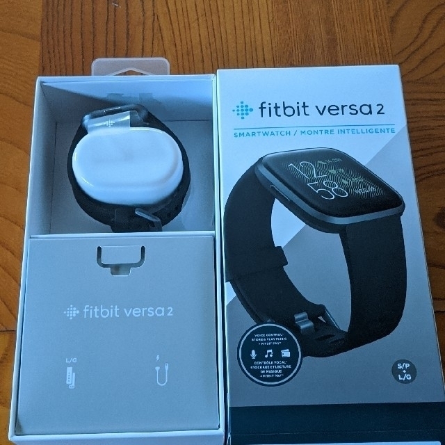 Apple Watch(アップルウォッチ)の未使用　開封のみ　fitbit versa2 ブラック　スマートウォッチ　おまけ メンズの時計(腕時計(デジタル))の商品写真