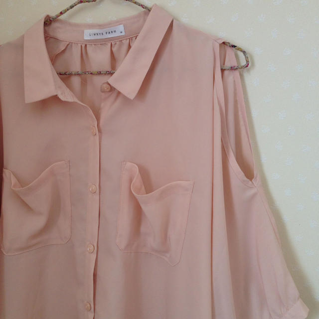 LOWRYS FARM(ローリーズファーム)のpinkbeige blouse. レディースのトップス(シャツ/ブラウス(半袖/袖なし))の商品写真