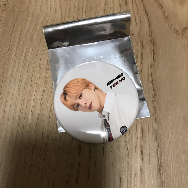 ATEEZ ユノ　ユンホ　缶バッジ エンタメ/ホビーのCD(K-POP/アジア)の商品写真
