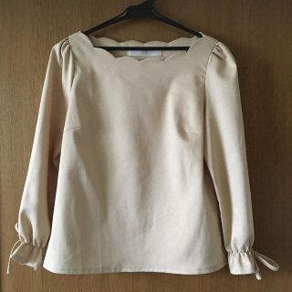 トッコ(tocco)のトッコクローゼット　スカラップカットソー　ブラウス　リボン　ベージュ(カットソー(長袖/七分))