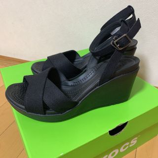 クロックス(crocs)のCROCSアンクルストラップウエッジサンダル（ブラック）(サンダル)