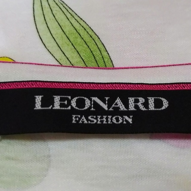 LEONARD(レオナール)のレオナール 半袖Tシャツ サイズ42 L 花柄 レディースのトップス(Tシャツ(半袖/袖なし))の商品写真