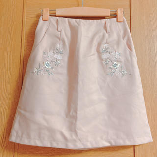 ヘザー(heather)のヘザー　ピンクの花柄刺繍スカート(ひざ丈スカート)
