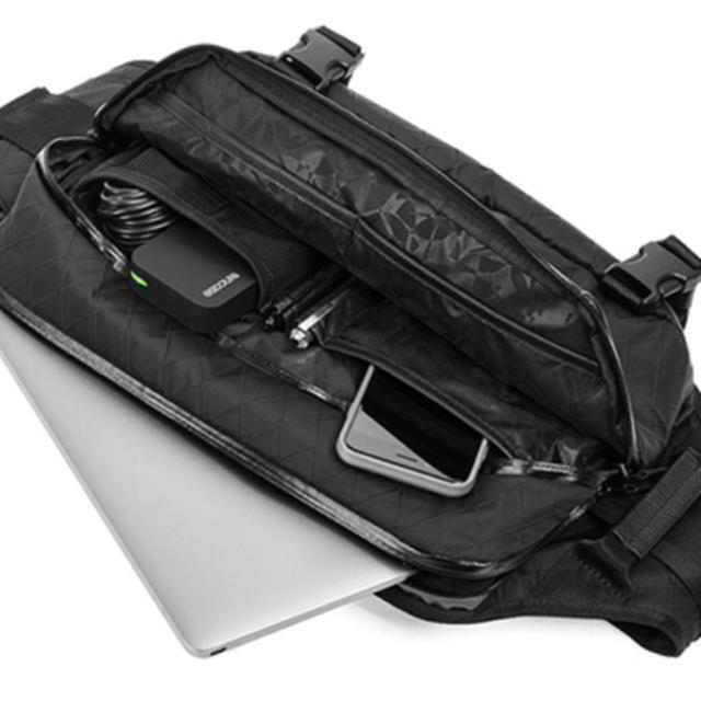 Incase(インケース)のIncase Diamond Wire Reform Sling Pack メンズのバッグ(ボディーバッグ)の商品写真