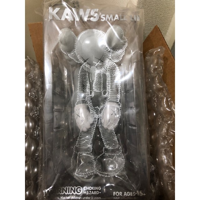 メンズKaws small lie grey 新品未開封