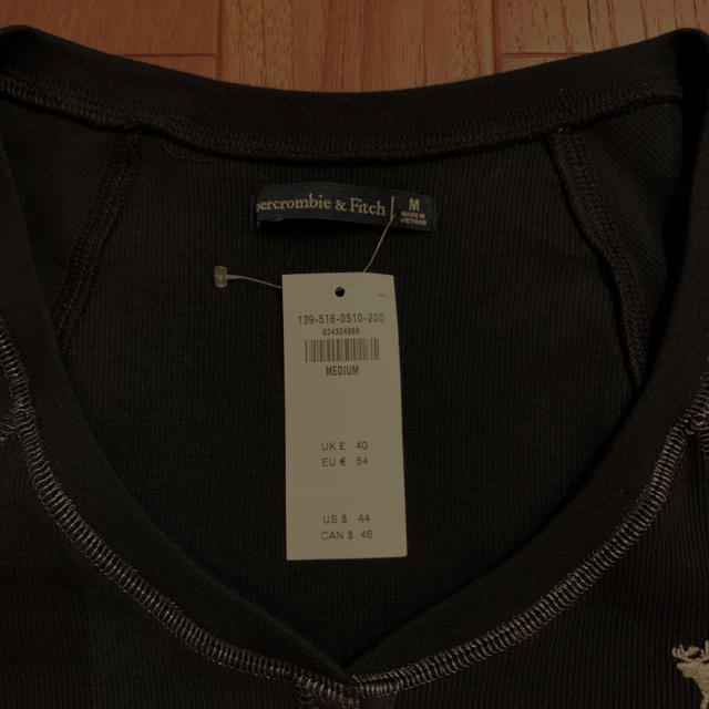 Abercrombie&Fitch(アバクロンビーアンドフィッチ)のアバクロ  ボタン　ロングスリーブ　長袖Tシャツ　M ネイビー レディースのトップス(Tシャツ(長袖/七分))の商品写真