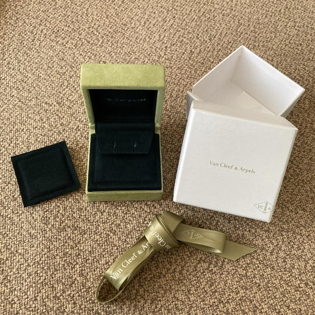 Van Cleef & Arpels(ヴァンクリーフアンドアーペル)のヴァンクリーフアンドアーペル　リボン　ジュエリーケース　ジュエリーBOX 箱のみ インテリア/住まい/日用品のインテリア小物(小物入れ)の商品写真