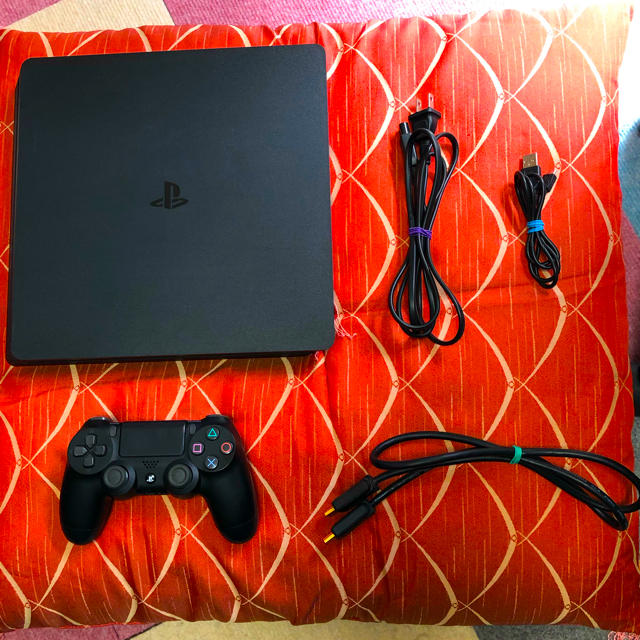 PlayStation4(プレイステーション4)のPS4 中古　一式　美品 エンタメ/ホビーのゲームソフト/ゲーム機本体(携帯用ゲーム機本体)の商品写真