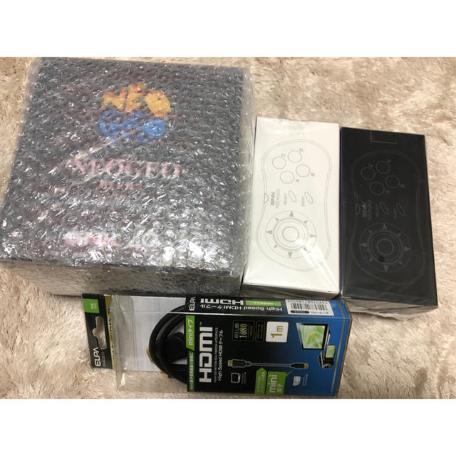 NEOGEO(ネオジオ)の新品　ネオジオミニ　白・黒コントローラー2個　HDMI エンタメ/ホビーのゲームソフト/ゲーム機本体(家庭用ゲーム機本体)の商品写真