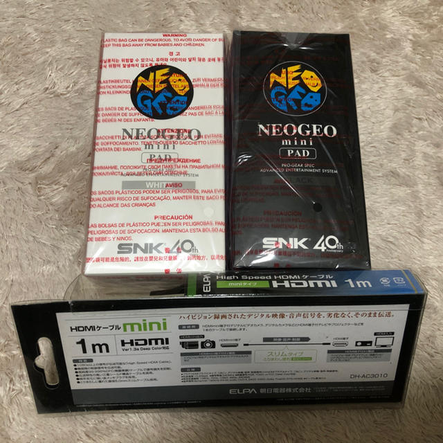 NEOGEO(ネオジオ)の新品　ネオジオミニ　白・黒コントローラー2個　HDMI エンタメ/ホビーのゲームソフト/ゲーム機本体(家庭用ゲーム機本体)の商品写真