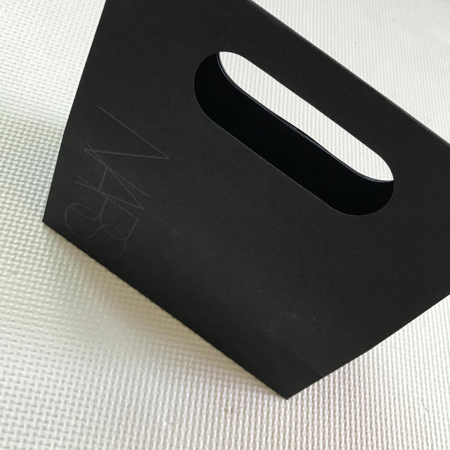 NARS(ナーズ)のNARS 紙袋 レディースのバッグ(ショップ袋)の商品写真