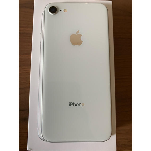 iPhone(アイフォーン)の【未使用】iPhone8 256GB シルバー　au スマホ/家電/カメラのスマートフォン/携帯電話(スマートフォン本体)の商品写真