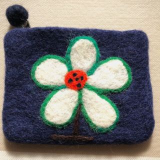 【美品】ハンドメイド　フェルトポーチ　花柄　もこもこ　(ポーチ)