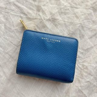 マークジェイコブス(MARC JACOBS)のMARC JACOBS【二つ折り財布】くすみブルー×ゴールド(財布)