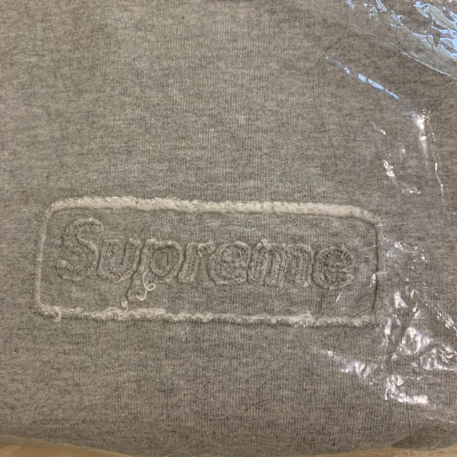 Supreme(シュプリーム)のSupreme Cutout Logo Crewneck M メンズのトップス(スウェット)の商品写真