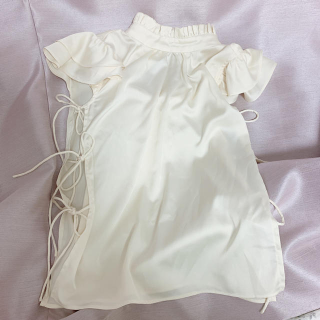 Honey mi Honey(ハニーミーハニー)のELLIE  side ribbon high-neck blouse レディースのトップス(シャツ/ブラウス(半袖/袖なし))の商品写真