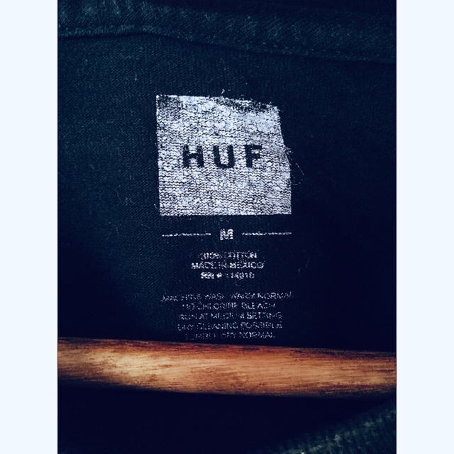 HUF(ハフ)のHUF バックプリント ビッグロゴT ブラック M サーフ wtw tcss メンズのトップス(Tシャツ/カットソー(半袖/袖なし))の商品写真