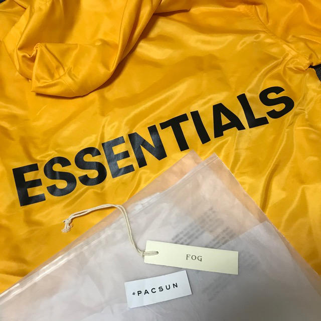 FEAR OF GOD(フィアオブゴッド)のFOG ESSENTIALS / Coach Jacket Yellow  メンズのジャケット/アウター(ナイロンジャケット)の商品写真