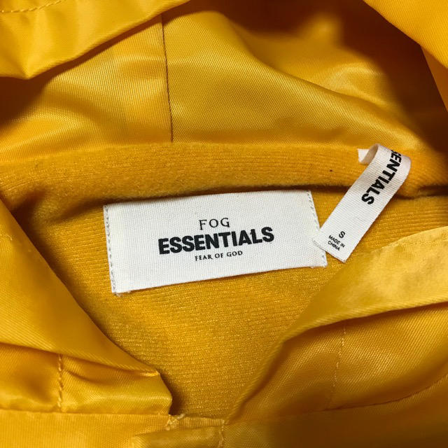 FEAR OF GOD(フィアオブゴッド)のFOG ESSENTIALS / Coach Jacket Yellow  メンズのジャケット/アウター(ナイロンジャケット)の商品写真