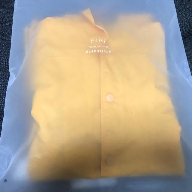 FEAR OF GOD(フィアオブゴッド)のFOG ESSENTIALS / Coach Jacket Yellow  メンズのジャケット/アウター(ナイロンジャケット)の商品写真