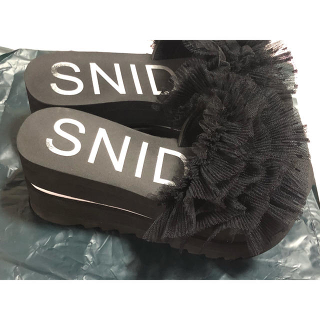 SNIDEL(スナイデル)のスナイデル　ボリュームフリル　厚底サンダルブラック レディースの靴/シューズ(サンダル)の商品写真