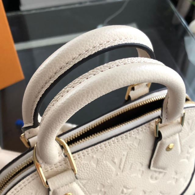 LOUIS VUITTON - 中古品 ルイヴィトン ネオアルマbb クレーム LOUIS VUITTON - 中古品 ルイヴィトン ネオアルマbb クレーム