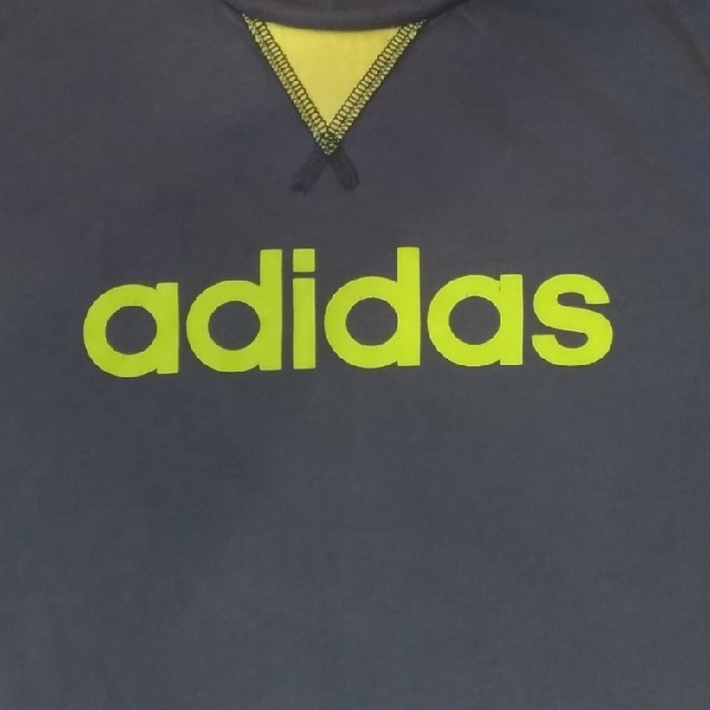 adidas(アディダス)のアディダス　長袖Tシャツ　130センチ キッズ/ベビー/マタニティのキッズ服男の子用(90cm~)(Tシャツ/カットソー)の商品写真