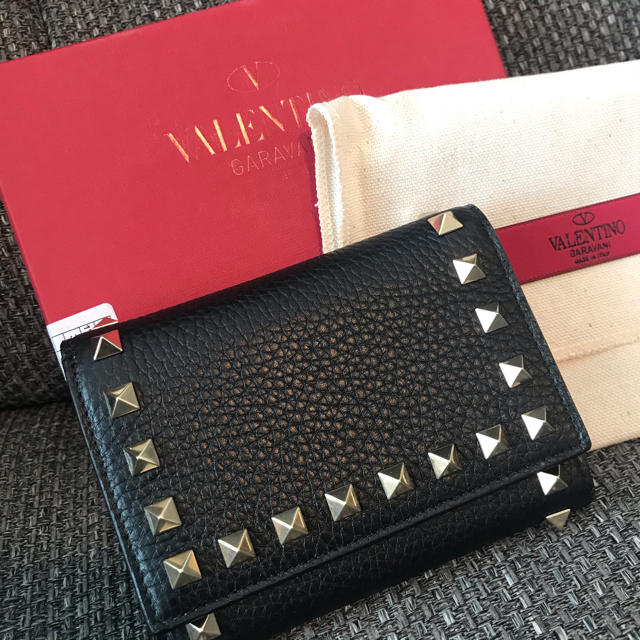 valentino garavani - 【VALENTINO】折り財布 スタッズ ロゴ black 新品 本物 箱付きの通販 by chiy