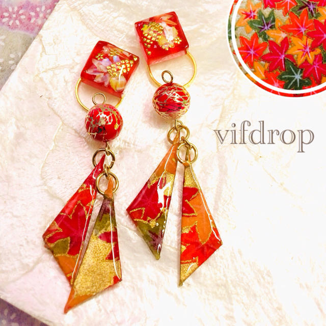 カラフル紅葉和柄のガラスタイルピアス イヤリング ハンドメイドのアクセサリー(ピアス)の商品写真