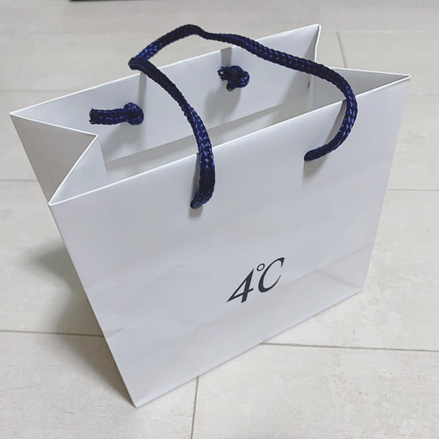 4℃(ヨンドシー)の新品❗️4℃ショップ袋 レディースのバッグ(ショップ袋)の商品写真