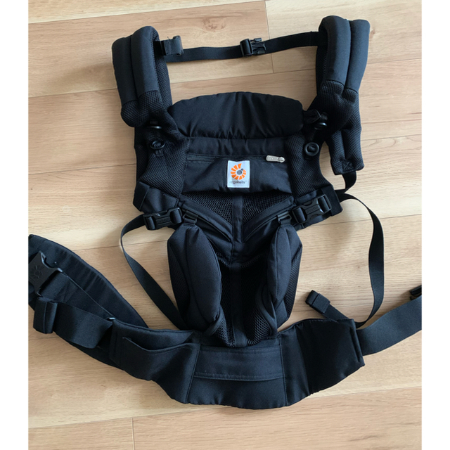 Ergobaby(エルゴベビー)の【Ergobaby】OMNI 360 クールエア　ブラック キッズ/ベビー/マタニティの外出/移動用品(抱っこひも/おんぶひも)の商品写真