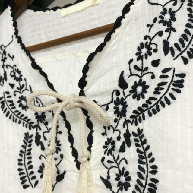 LUCA(ルカ)の刺繍ブラウス レディースのトップス(シャツ/ブラウス(半袖/袖なし))の商品写真