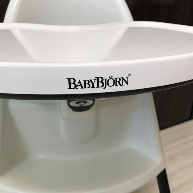 BABYBJORN(ベビービョルン)のはるのんママ様専用 ベビービョルン ハイチェア ホワイト/ブラック インテリア/住まい/日用品の椅子/チェア(ハイバックチェア)の商品写真