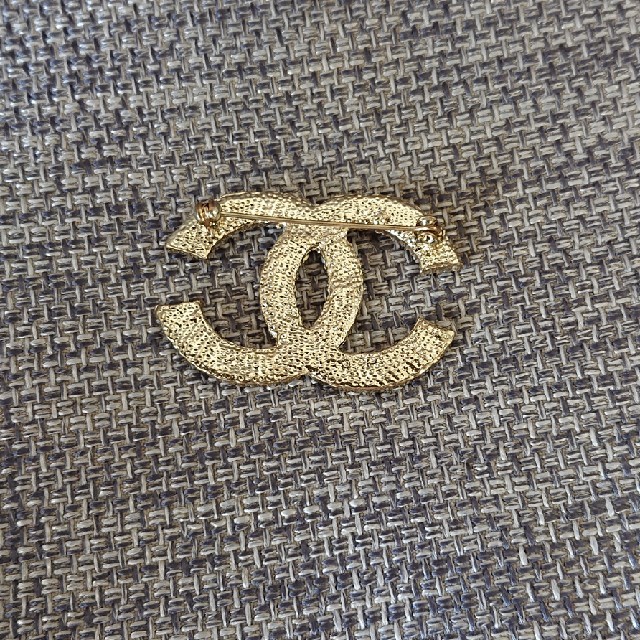 CHANEL(シャネル)のココマーク ブローチ レディースのアクセサリー(ブローチ/コサージュ)の商品写真