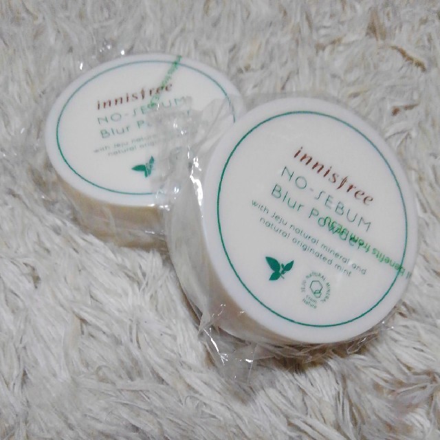 Innisfree(イニスフリー)の♡２個♡ イニスフリー ノーセバム ブラーパウダー 5g コスメ/美容のベースメイク/化粧品(フェイスパウダー)の商品写真