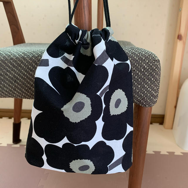 marimekko(マリメッコ)のマリメッコ　ミニウニッコ黒　巾着袋 ハンドメイドのファッション小物(バッグ)の商品写真