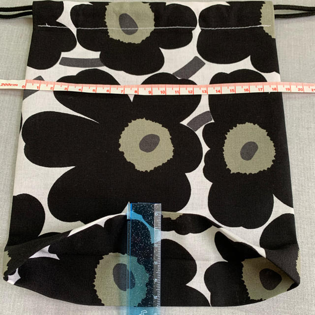 marimekko(マリメッコ)のマリメッコ　ミニウニッコ黒　巾着袋 ハンドメイドのファッション小物(バッグ)の商品写真