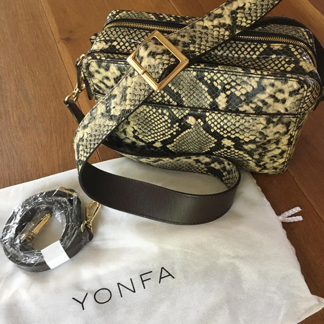 29000＋tax素材美品　yonfa  スクエアショルダー　バッグ　パイソン