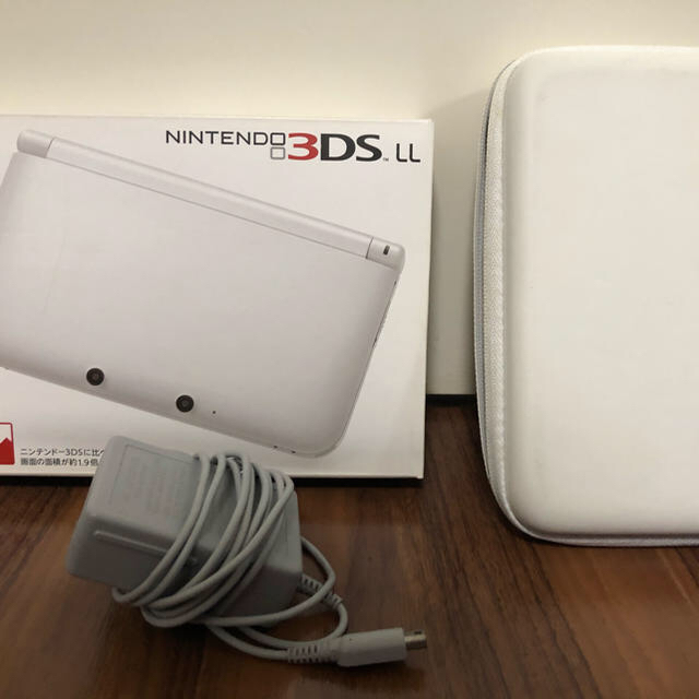 NINTENDO3DSLLNINTENDO 3DSLLホワイト　保護シート、ハードケース、充電器、SD付き