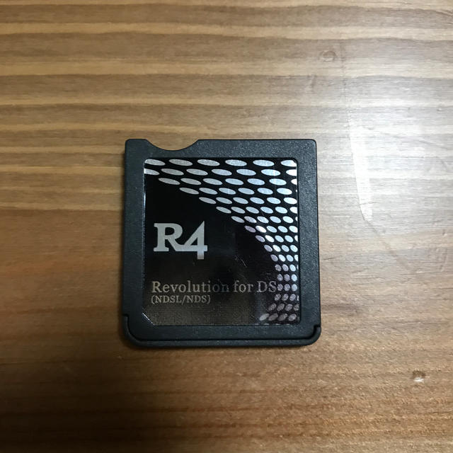 ニンテンドーDS(ニンテンドーDS)の［中古美品］R4 （Revolution for DS） エンタメ/ホビーのゲームソフト/ゲーム機本体(携帯用ゲームソフト)の商品写真