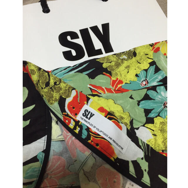 SLY(スライ)のSLY ボタニカル柄スカート レディースのスカート(ミニスカート)の商品写真