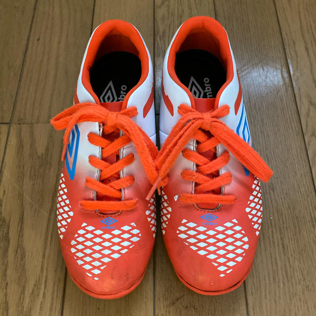 UMBRO(アンブロ)の【美品】アンブロ umbro 22.5  キッズ/ベビー/マタニティのキッズ靴/シューズ(15cm~)(スニーカー)の商品写真