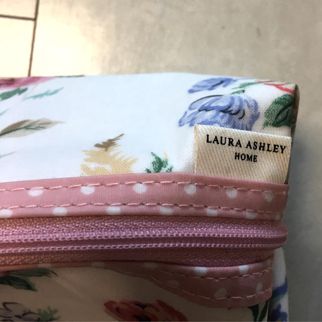 LAURA ASHLEY(ローラアシュレイ)の三毛猫様専用【未使用】ローラアシュレイ ポーチ レディースのファッション小物(ポーチ)の商品写真