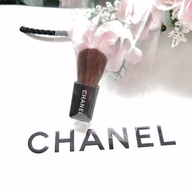 CHANEL(シャネル)のCHANEL携帯用チークブラシ コスメ/美容のメイク道具/ケアグッズ(チーク/フェイスブラシ)の商品写真