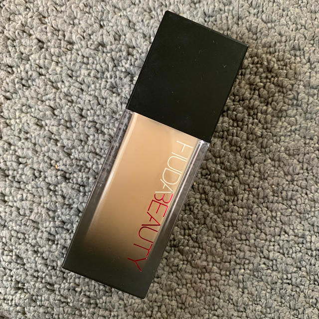 HUDA BEAUTY ファンデーション