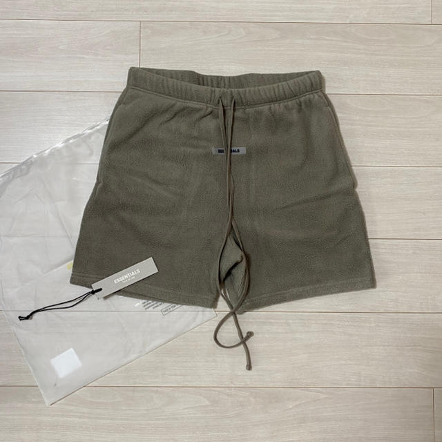 FEAR OF GOD(フィアオブゴッド)のessentials polar fleece shorts charcoal メンズのパンツ(ショートパンツ)の商品写真