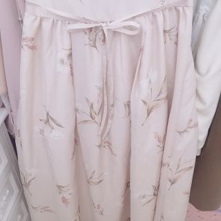 BE RADIANCE シアーフラワープリントワンピース