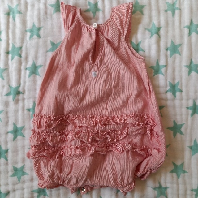 PETIT BATEAU(プチバトー)のプチバトー☆フリルストライプロンパース キッズ/ベビー/マタニティのベビー服(~85cm)(ロンパース)の商品写真